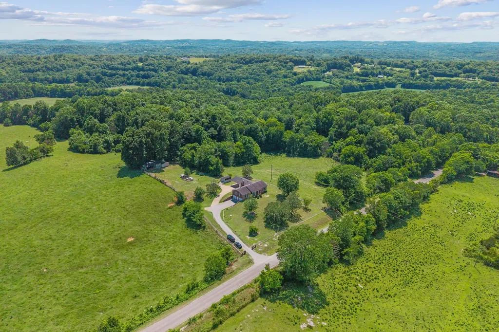 1826 Newcut Road Columbia TN 38401