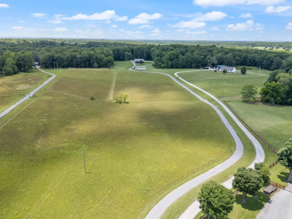 1150 Old Blacktop Road Mc Ewen TN 37101
