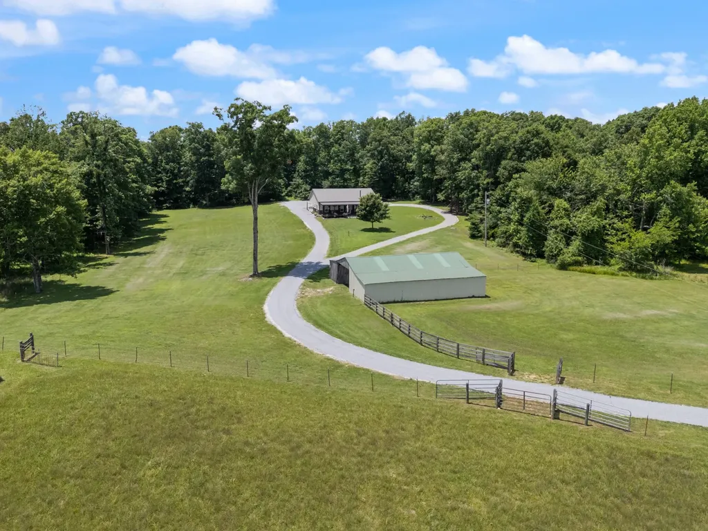 1150 Old Blacktop Road Mc Ewen TN 37101