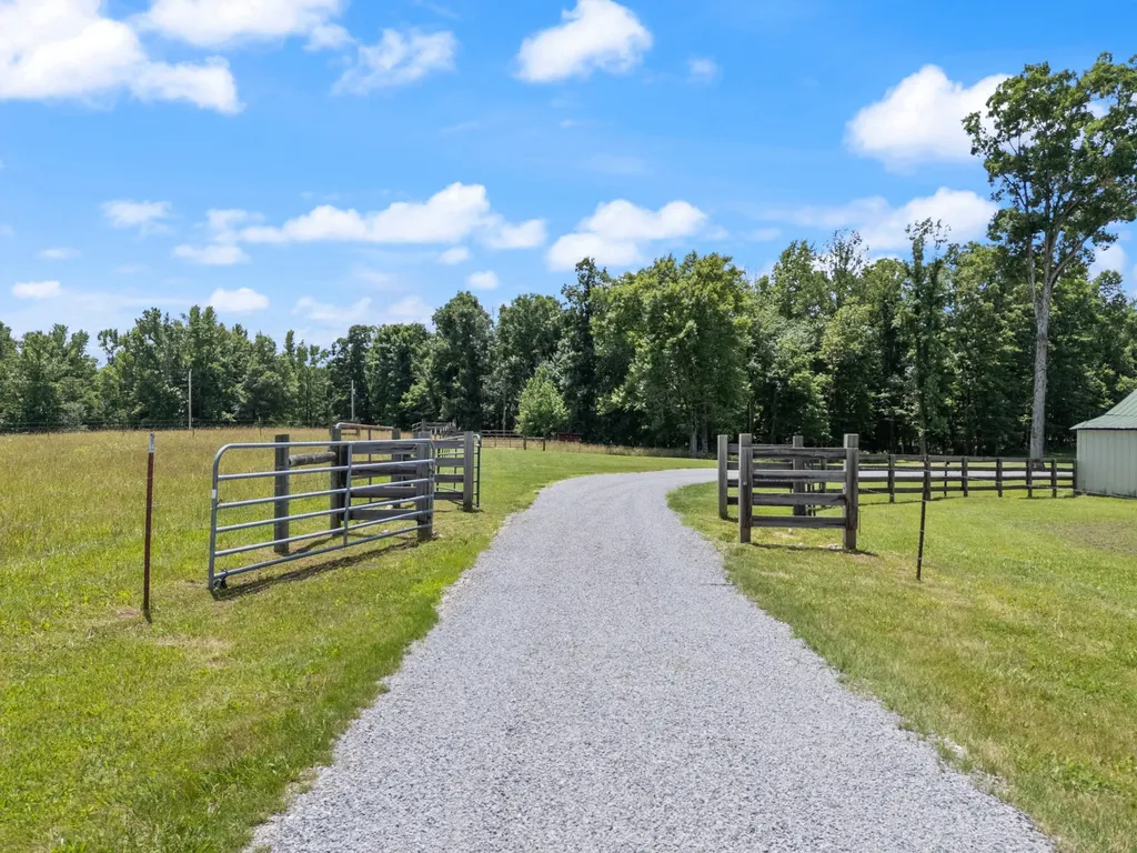 1150 Old Blacktop Road Mc Ewen TN 37101
