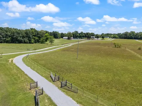 1150 Old Blacktop Road Mc Ewen TN 37101