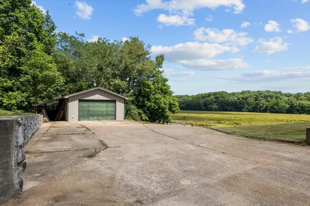 3456 Hurricane Creek Road Mc Ewen TN 37101