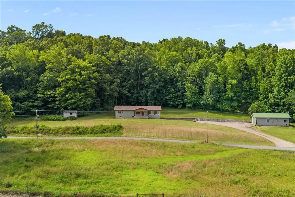 3456 Hurricane Creek Road Mc Ewen TN 37101