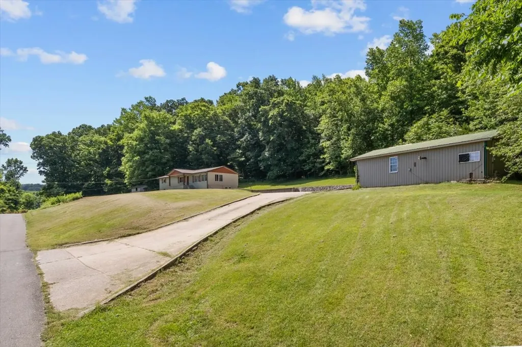 3456 Hurricane Creek Road Mc Ewen TN 37101