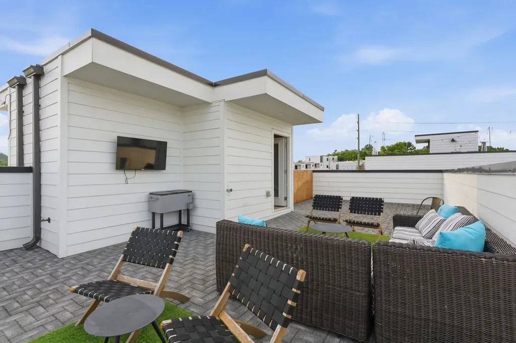 1000E W Trinity Lane Nashville TN 37218