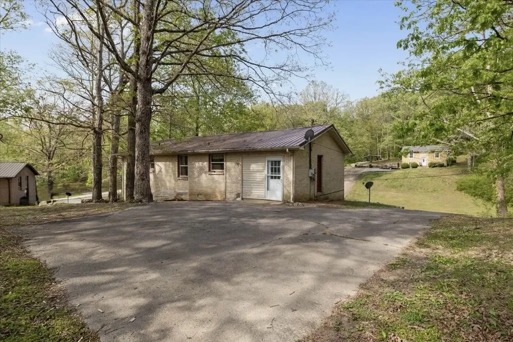 111 Bern Street Waverly TN 37185