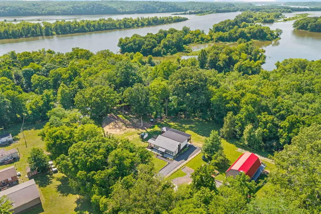 324 Bayview Drive Bumpus Mills TN 37028