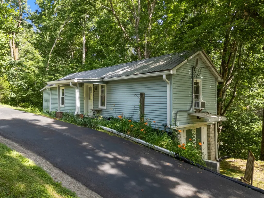 498 Highway 100 Centerville TN 37033