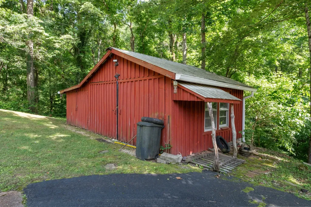 498 Highway 100 Centerville TN 37033