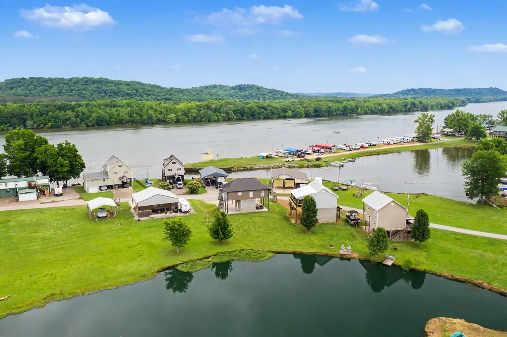 175 Ellen Lane Decaturville TN 38329