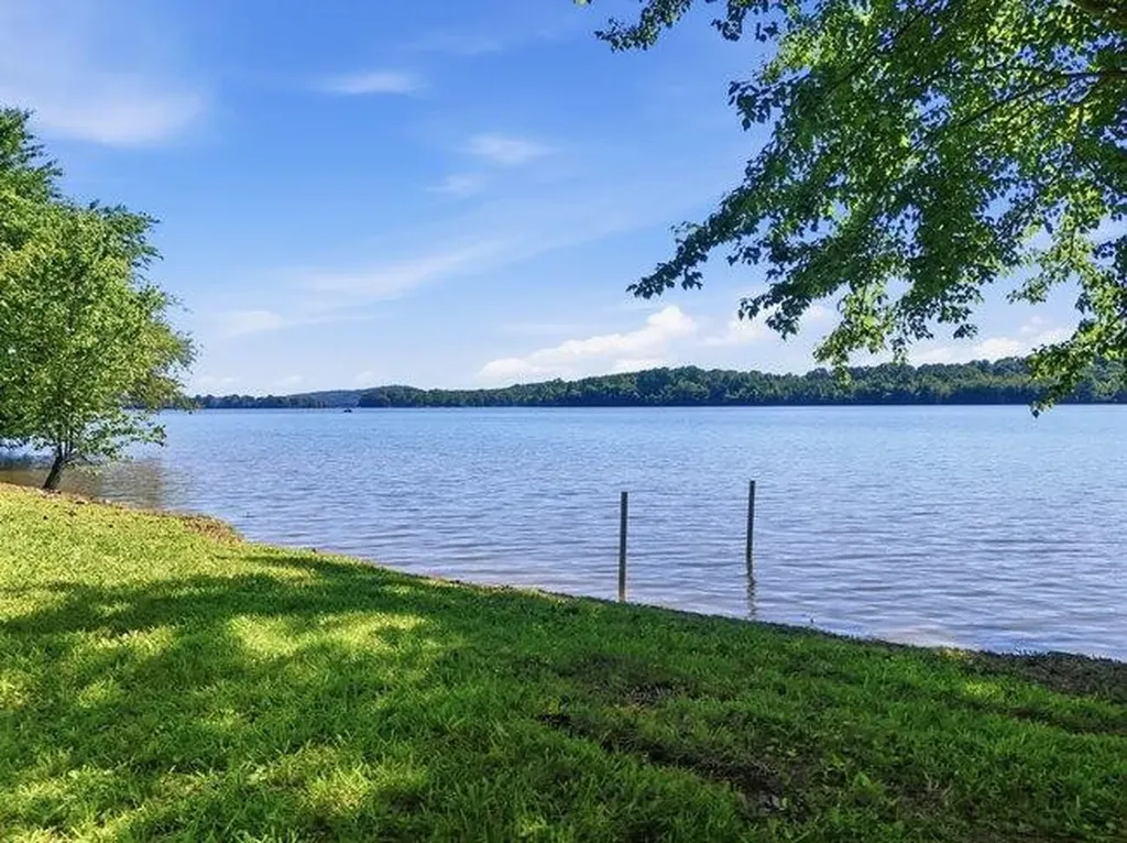 2863 New Lake Road Spring City TN 37381