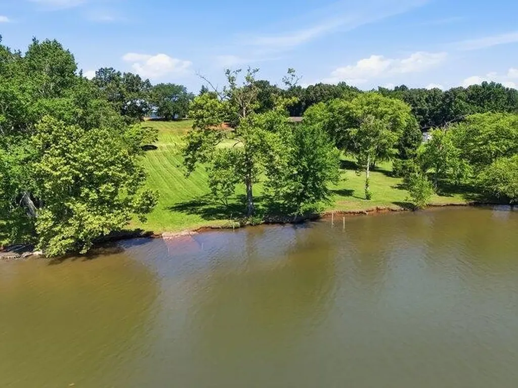 2863 New Lake Road Spring City TN 37381