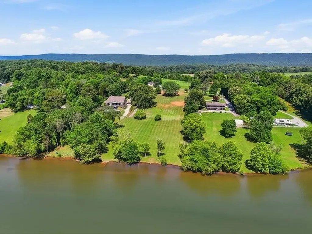2863 New Lake Road Spring City TN 37381