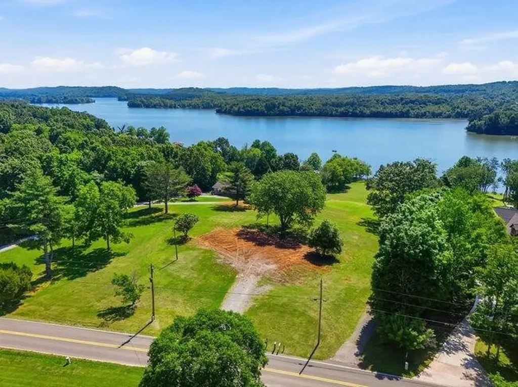 2863 New Lake Road Spring City TN 37381
