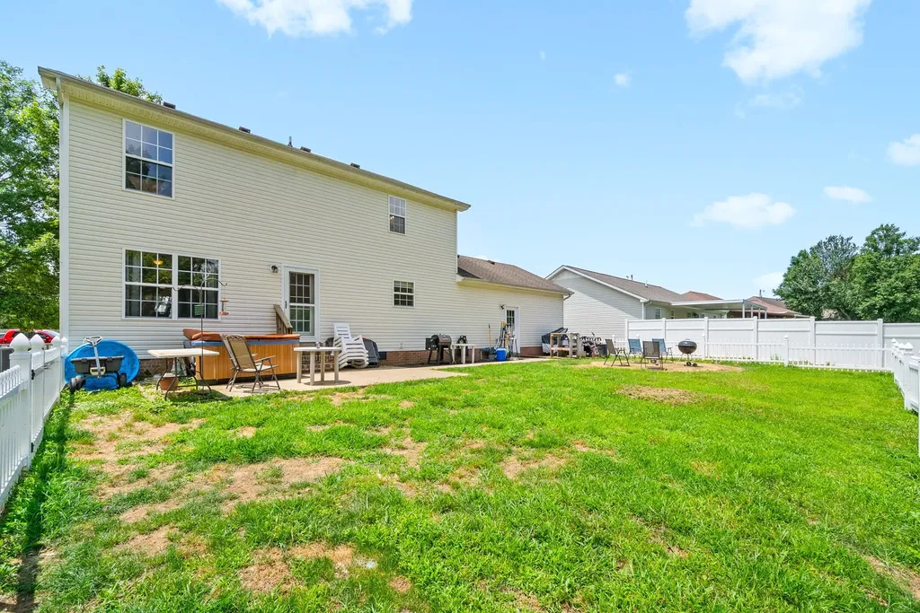997 Wing Tip Circle Hopkinsville KY 42240