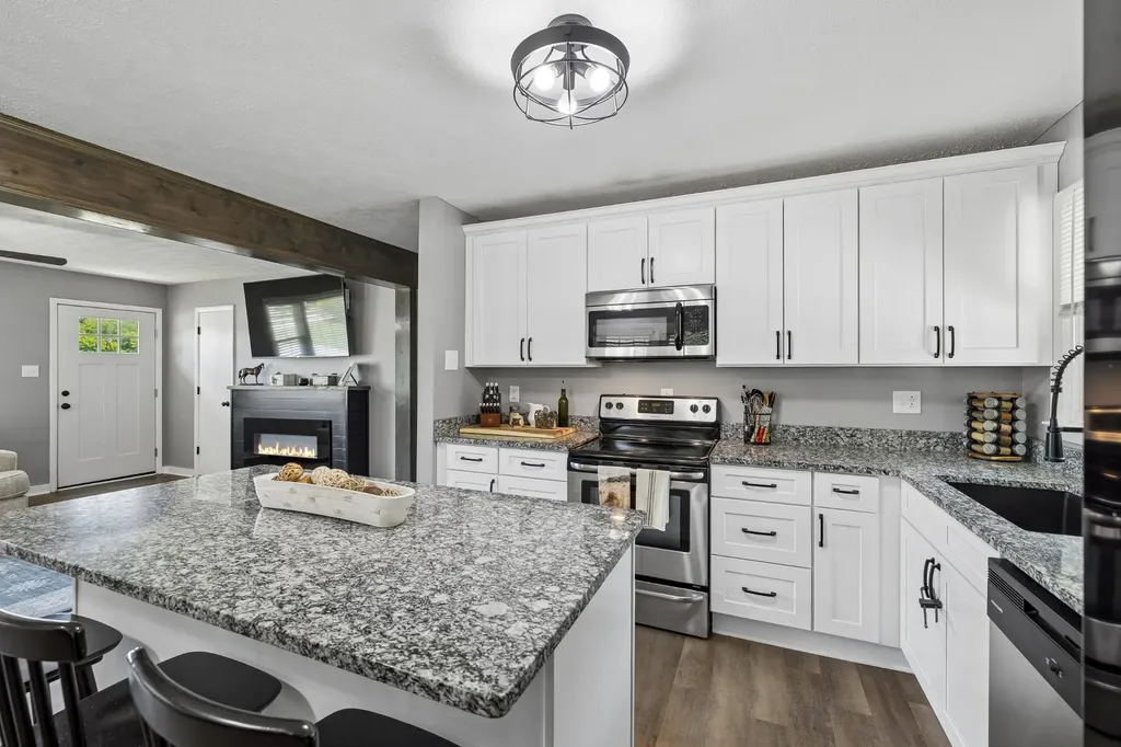 161 Kempville Highway Pleasant Shade TN 37145
