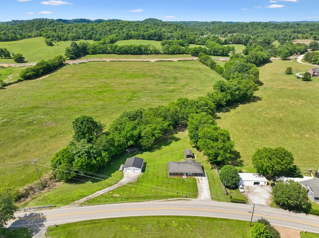 161 Kempville Highway Pleasant Shade TN 37145
