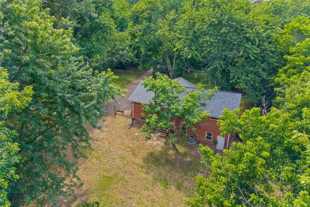 1011 Issac Clifton Road Chapmansboro TN 37035