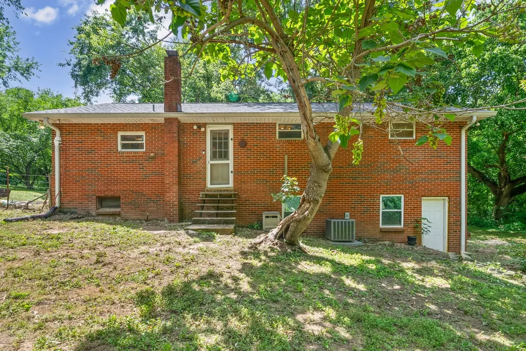 1011 Issac Clifton Road Chapmansboro TN 37035
