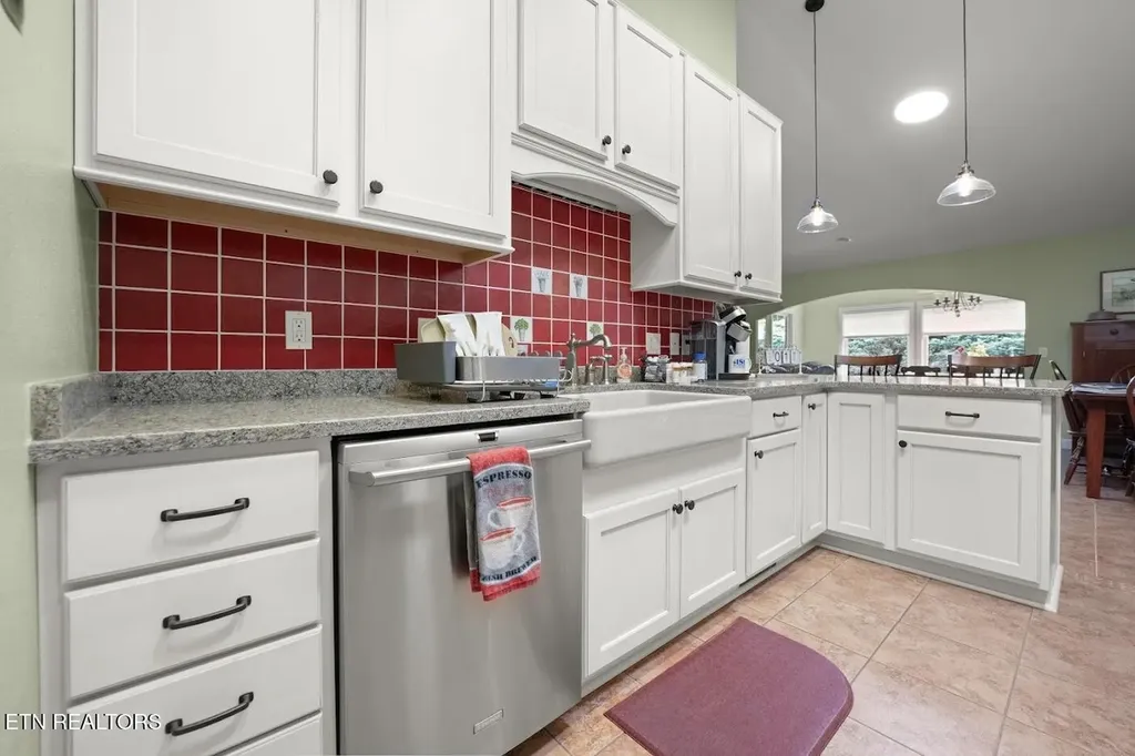 14 Heatherhurst Court Crossville TN 38558