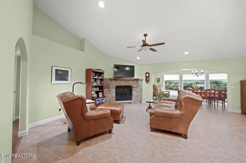 14 Heatherhurst Court Crossville TN 38558