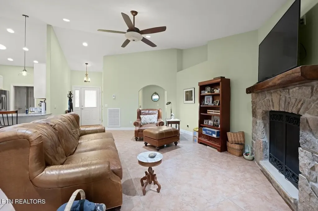 14 Heatherhurst Court Crossville TN 38558