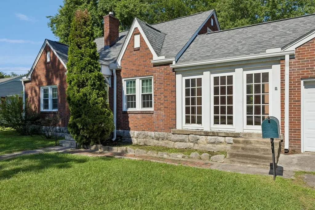 312 Castle Heights Avenue Lebanon TN 37087