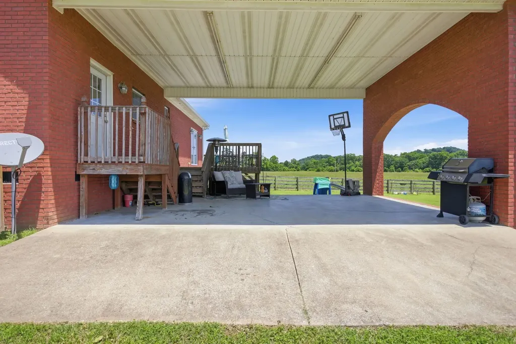 2590 Cornersville Road Lynnville TN 38472