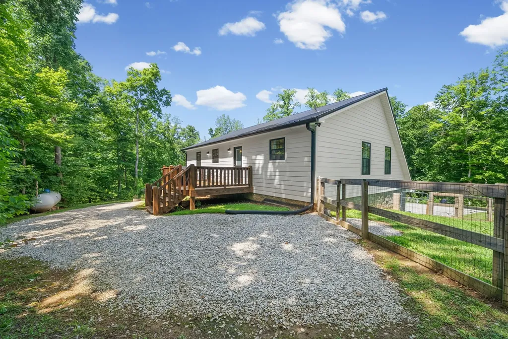 1300 Brummit Road Charlotte TN 37036