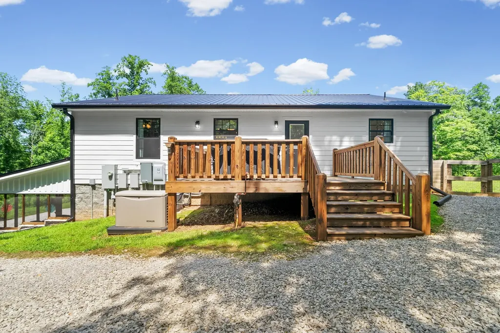 1300 Brummit Road Charlotte TN 37036