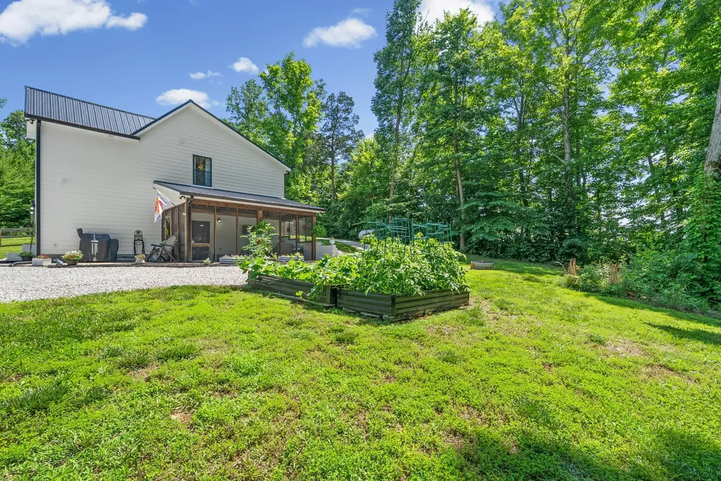 1300 Brummit Road Charlotte TN 37036
