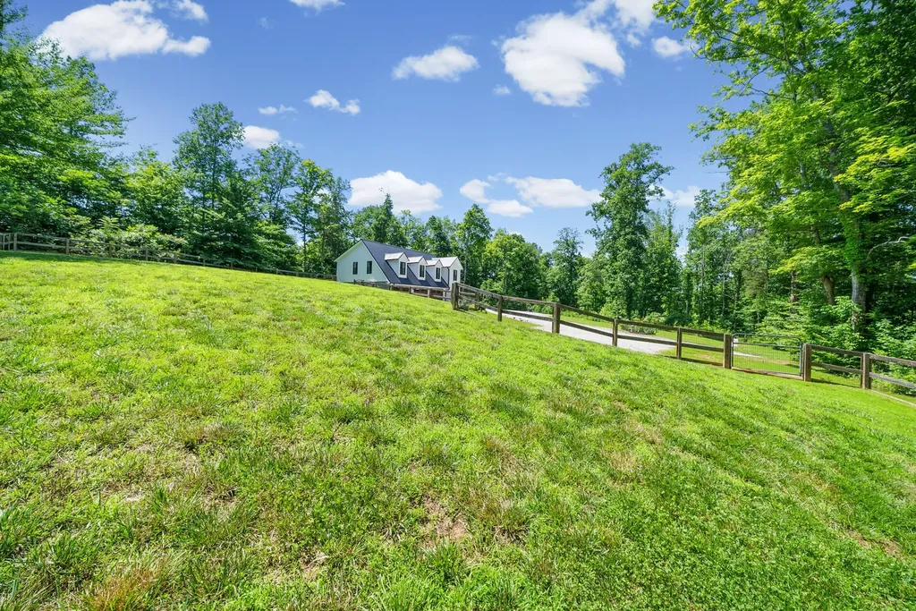 1300 Brummit Road Charlotte TN 37036