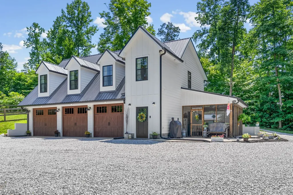 1300 Brummit Road Charlotte TN 37036