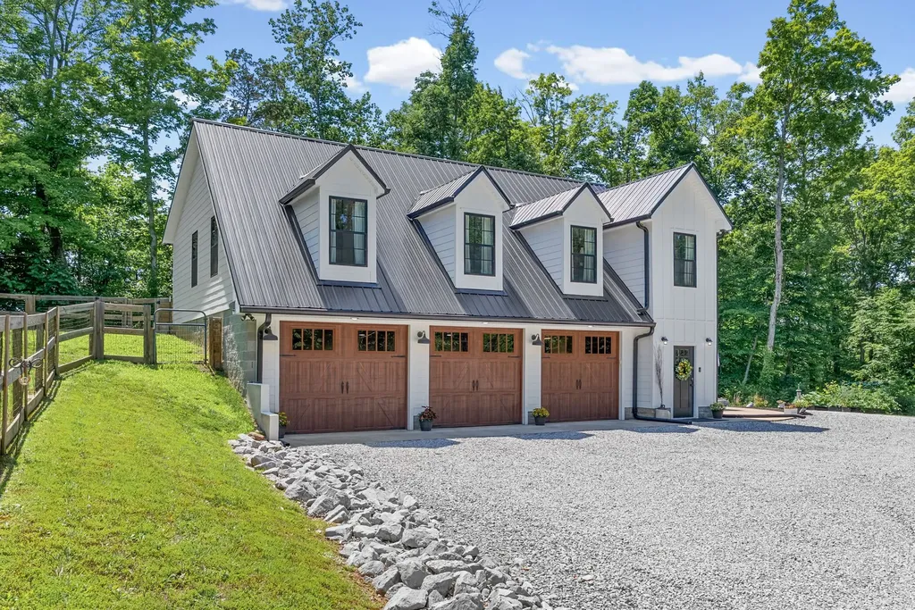 1300 Brummit Road Charlotte TN 37036