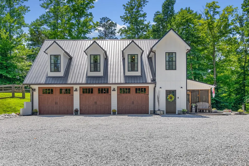 1300 Brummit Road Charlotte TN 37036