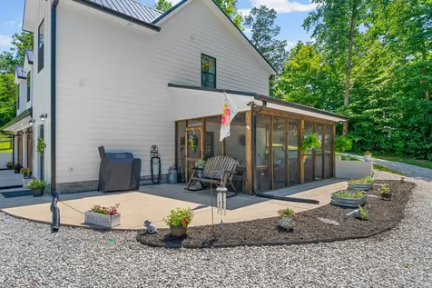 1300 Brummit Road Charlotte TN 37036