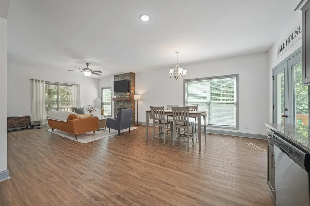 1925 Harbor Lane Dandridge TN 37725