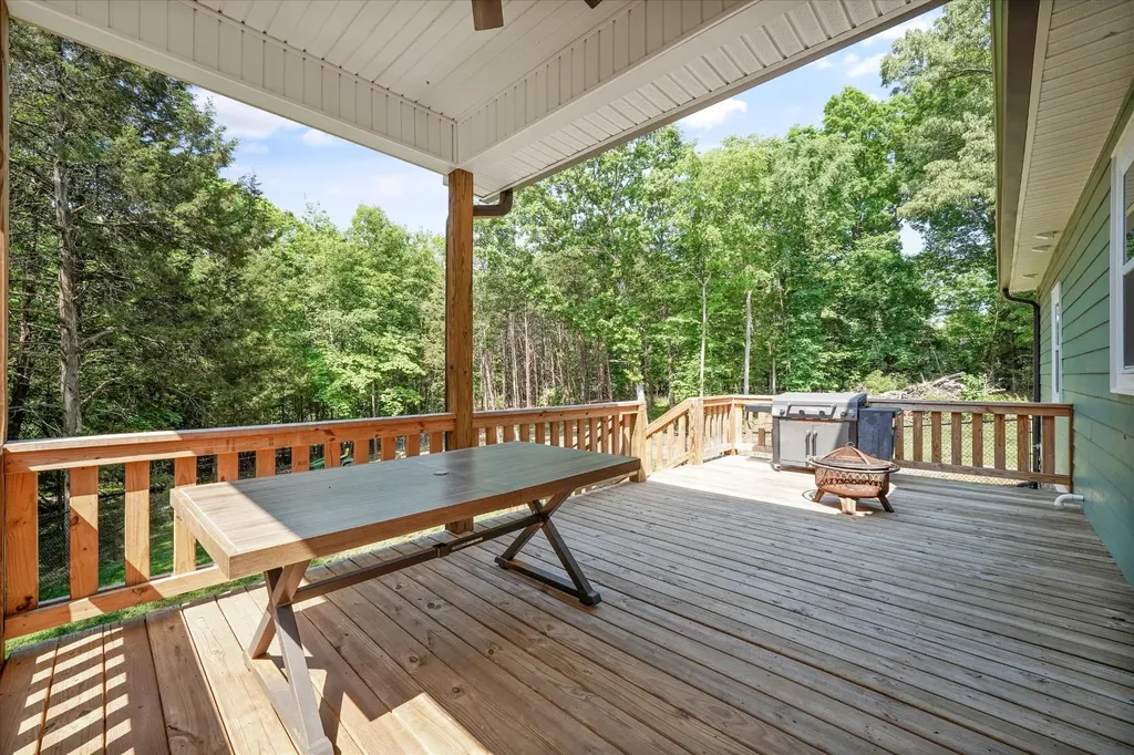 1925 Harbor Lane Dandridge TN 37725
