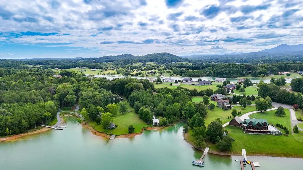 1925 Harbor Lane Dandridge TN 37725
