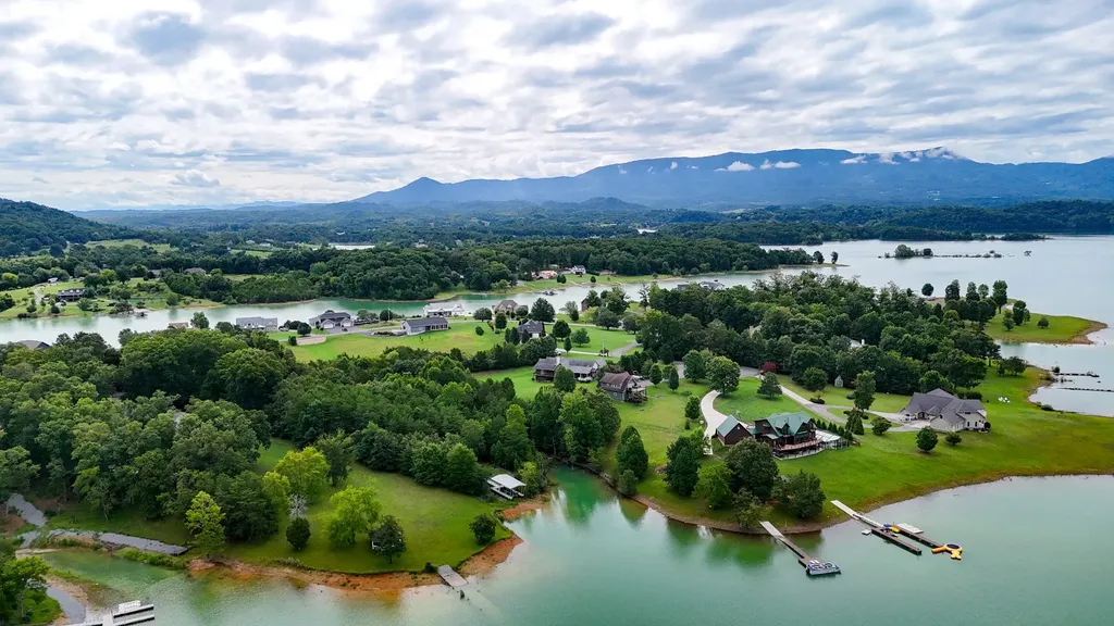 1925 Harbor Lane Dandridge TN 37725