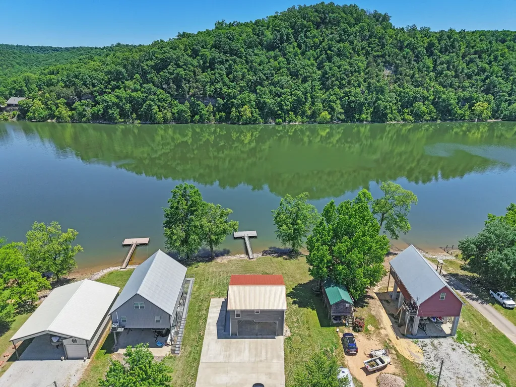 958 Pevahouse Camp Lane Decaturville TN 38329