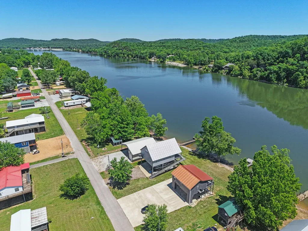 958 Pevahouse Camp Lane Decaturville TN 38329
