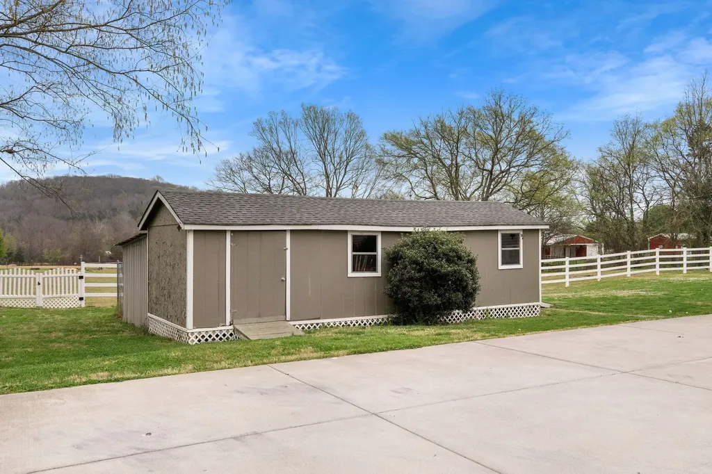 15541 Cainsville Road Milton TN 37118