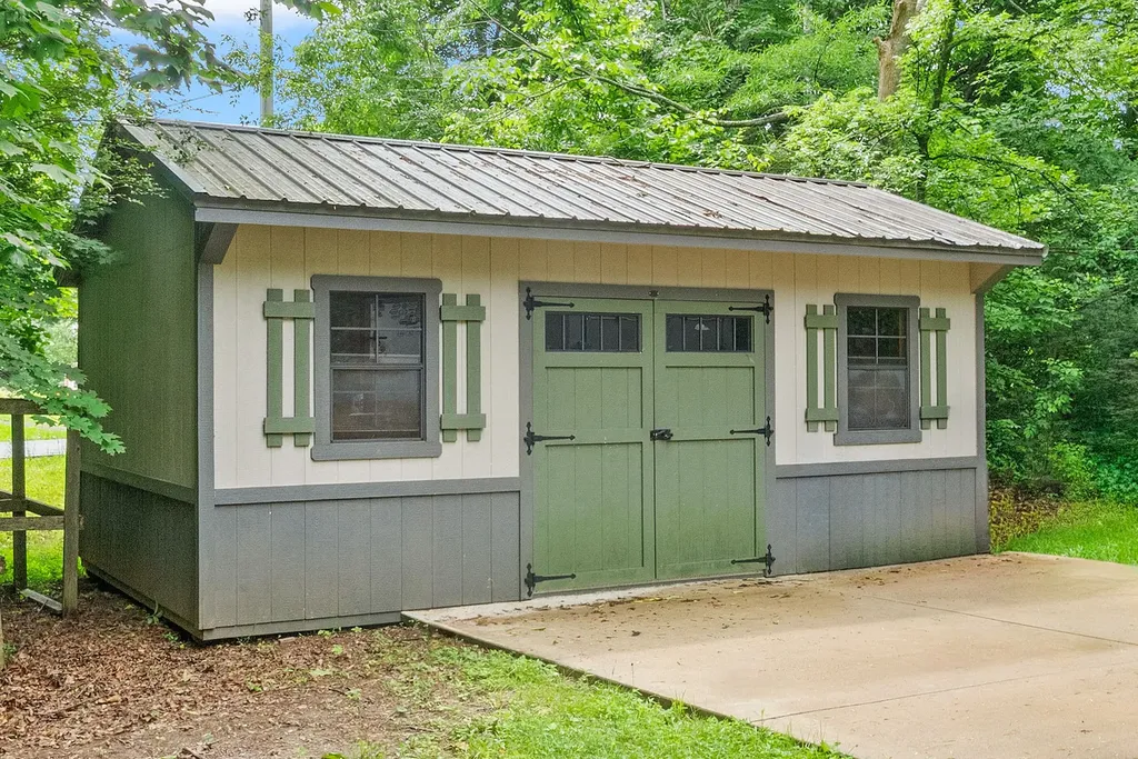 2700 Dover Road Woodlawn TN 37191