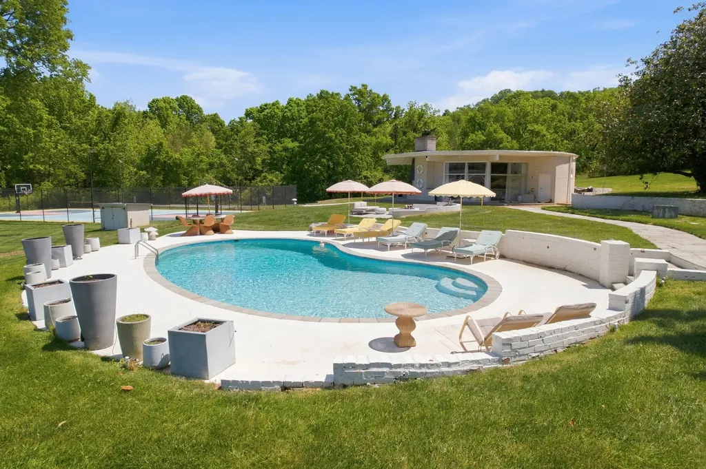 5840 Hillsboro Pike Nashville TN 37215