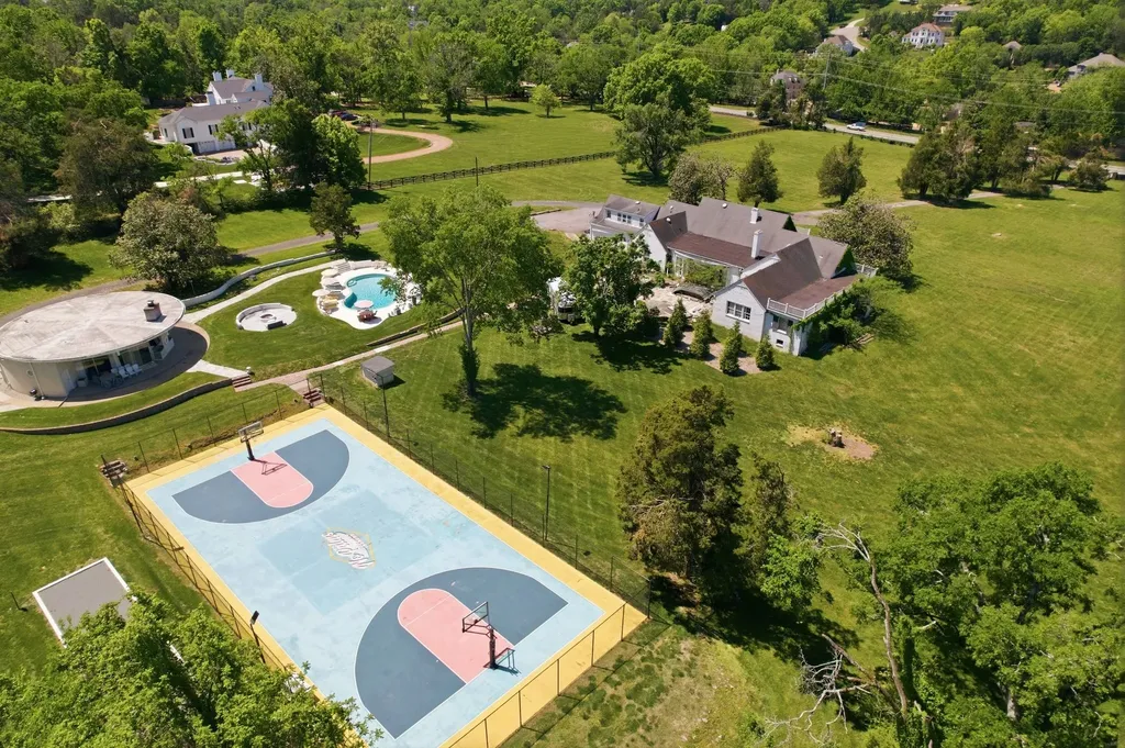 5840 Hillsboro Pike Nashville TN 37215
