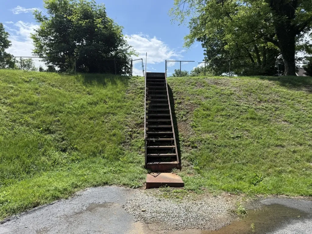 105 3rd Ave, E Springfield TN 37172
