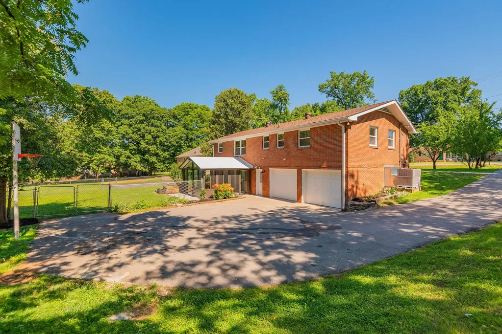 627 Woodett Drive Nashville TN 37211