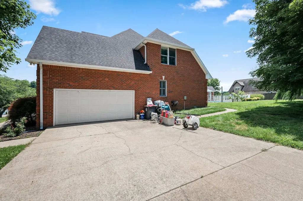 385 Thoroughbred Lane Hartsville TN 37074