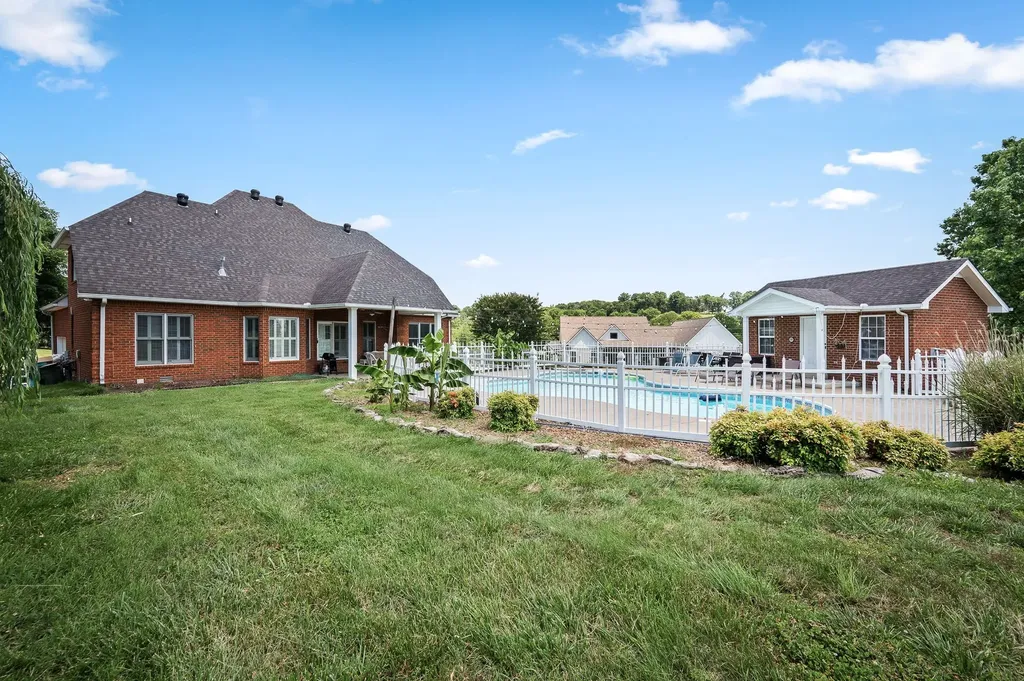 385 Thoroughbred Lane Hartsville TN 37074